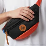 sac-banane-homme-tendance-noir-orange-detail-homme sac banane homme tendance noir et orange détails et texture