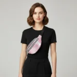 sac banane or rose porté en bandoulière par une femme habillée en noir