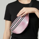 sac banane or rose détail du sac avec une main de femme posé dessus