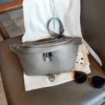 sac-banane-xxl-femme-cuir-graine-gris sac banane xxl femme cuir grainé gris posé sur une chaise