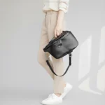 sac-banane-xxl-femme-cuir-noir-anse sac banane xxl femme cuir noir porté par la anse