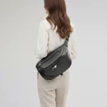 sac-banane-xxl-femme-cuir-noir-bandouliere-dos sac banane xxl femme cuir noir porté en bandoulière dans le dos