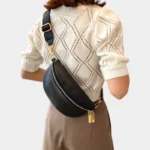 sac banane femme chic simili cuir grainé noir porté danle dos