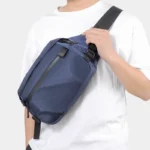 grand-sac-banane-homme-bleu-marin-etanche-bandouliere grand sac banane homme bleu marine porté en bandoulière