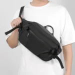 grand-sac-banane-homme-noir-etanche-bandouliere grand sac banane homme noir porté en bandoulière