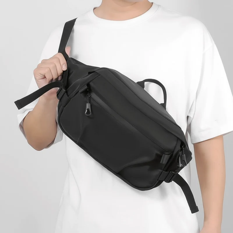 grand sac banane homme noir porté en bandoulière