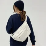 grand sac banane velours côtelé blanc cassé beige bandoulière femme dos grand sac banane velours côtelé blanc cassé beige porté par une femme en bandoulière dans le dos