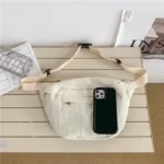 grand sac banane velours côtelé blanc cassé iphone smartphone dessus grand sac banane velours côtelé blanc cassé avec un iphone smartphone dessus