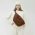 grand-sac-banane-velours-cotele-marron-bandouliere-femme grand sac banane velours côtelé marron foncé porté par une femme en bandoulière