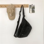 grand sac banane velours côtelé noir accroché porte-manteau grand sac banane velours côtelé noir accroché à un porte-manteau