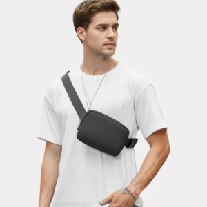 mini sac banane homme porté en bandoulière