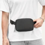 mini sac banane homme porté à la taille