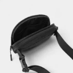 petit sac banane homme noir poche ouverte avec un compartiment en filet