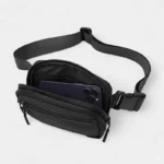petit sac banane homme noir poche ouverte avec un iphone dedans