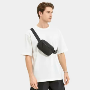 petit sac banane homme noir porté en bandoulière