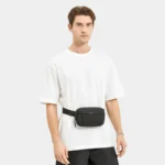 petit sac banane homme noir porté à la taille