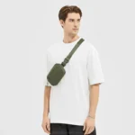 petit sac banane homme vert kaki arméfoncé porté en bandoulière