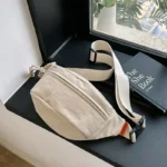 sac banane beige posé à plat avec le dessous visible