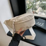 sac banane beige avec des tirettes tressées en scoubidous