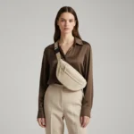 sac banane beige velours porté en bandoulière par une femme
