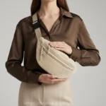 sac banane beige velours côtelé détails entre les mains d'une femme
