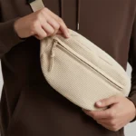 sac banane beige velours côtelé détails entre les mains d'un homme