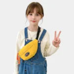 sac banane enfant 10 ans jaune canari porté en bandoulière par une fille