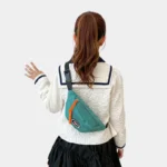 sac banane enfant 10 ans turquoise porté en bandoulière dans le dos par une fille