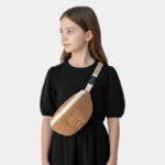 sac-banane-enfant-moumoute-marron-fille-10-ans-bandouliere sac banane enfant moumoute marron porté en bandoulière par une fille de 10 ans