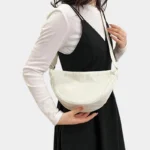 sac-banane-femme-velours-cotele-blanc-bandouliere-femme sac banane femme velours côtelé blanc cassé porté en bandoulière par une femme