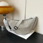 sac-banane-femme-velours-cotele-gris-demi-lune sac banane femme velours côtelé gris clair en forme demi lune