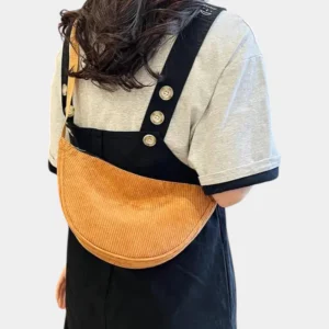 sac banane femme velours côtelé marron orange porté en bandoulière par une femme
