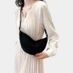 sac-banane-femme-velours-cotele-noir-bandouliere-femme sac banane femme velours côtelé noir porté en bandoulière par une femme