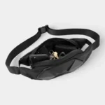 sac banane homme stylé noir poche ouverte smartphone iphone