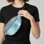 sac banane irisé bleu turquoise brillant détail main