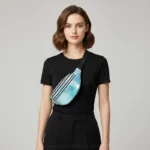 sac banane irisé bleu turquoise brillant porté en bandoulière par une femme