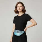 sac banane irisé bleu turquoise brillant porté à la taillepar une femme