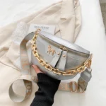 sac banane luxe argenté grosse chaine dorée sur l'avant