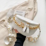 sac banane luxe blanche grosse chaine dorée sur l'avant