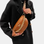 sac banane luxe marron porté en bandoulière par une femme
