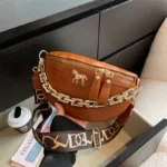 sac banane luxe marron grosse chaine dorée sur l'avant