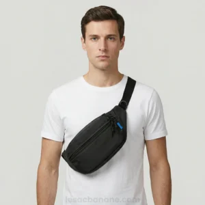 sac banane noir porté en bandoulière par un homme de face