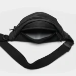 sac banane noir grande poche du dessus ouverte