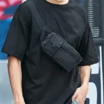 sac banane rectangulaire porté en bandoulière par un homme