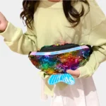 sac banane sirène multicolore porté à la taille par une fille