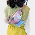 sac banane sirène rose porté dans le dos par une fillette