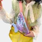 sac banane sirène rose porté en bandoulière par une fille