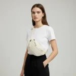 sac banane velours côtelé blanc cassé porté en bandoulière par une femme