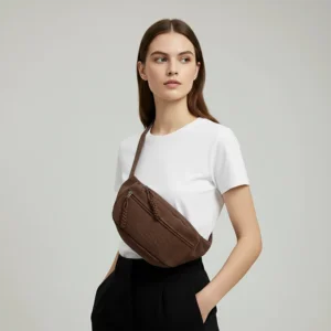 sac banane velours côtelé marron foncé porté en bandoulière par une femme