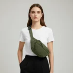 sac banane velours côtelé vert kaki porté en bandoulière par une femme